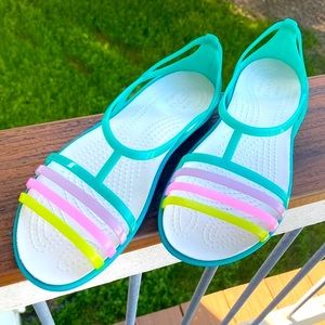 CROC’s rubber Tulum sandal. Sole grabbing soles keeps u from slidding plus heel